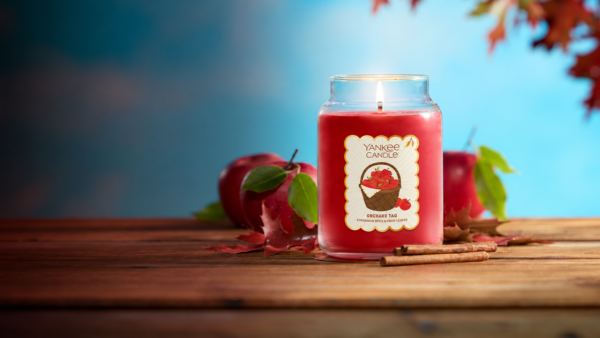 Orchard candle with apples and cinnamon